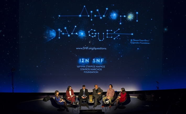 Έξι καλεσμένοι ομιλητές πάνω στην σκηνή στη συζήτηση των Διαλόγων ΙΣΝ με μια μεγάλη οθόνη πίσω τους