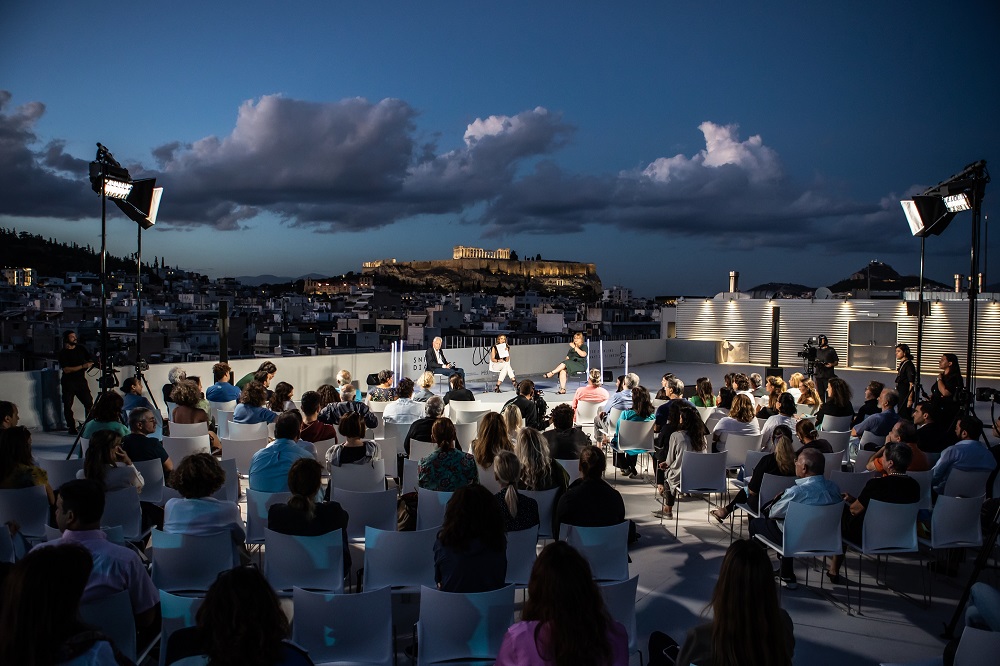 Το κοινό που παρακολουθεί την Άννα-Κύνθια Μπουσδούκου και τους άλλους καλεσμένους στη συζήτηση των Διαλόγων ΙΣΝ 