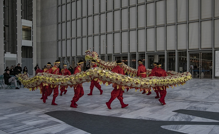 Μια ομάδα ανθρώπων με παραδοσιακή κινεζική ενδυμασία χορεύουν ένα παραδοσιακό χορό στο ΚΠΙΣΝ