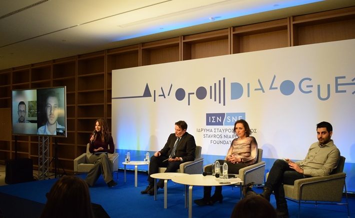  Η Άννα-Κύνθια Μπουσδούκου και τρεις ομιλητές στη σκηνή στη συζήτηση των Διαλόγων ΙΣΝ.