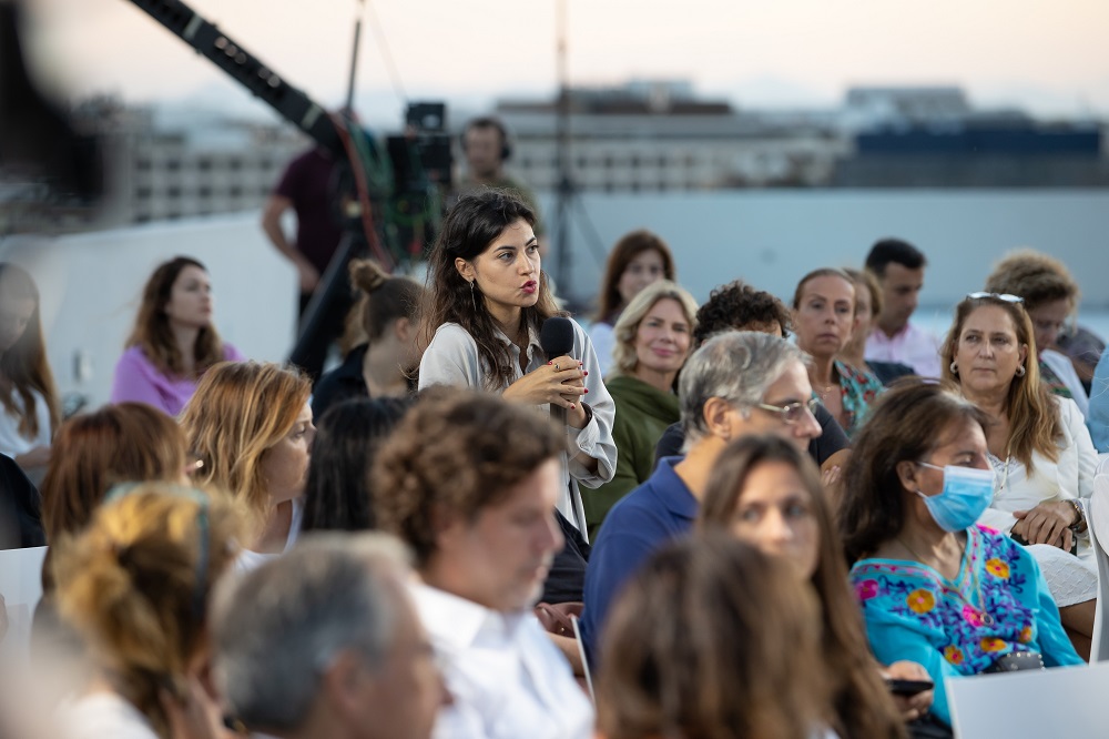 Μια γυναίκα από το πλήθος μιλάει στο μικρόφωνο