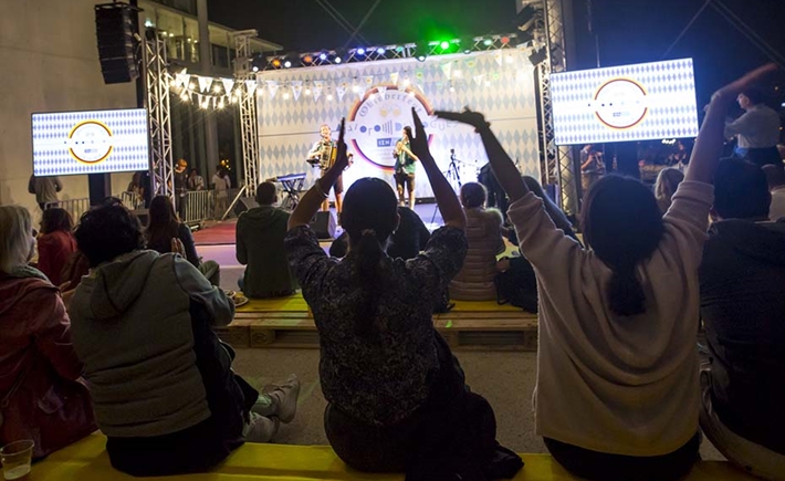 The crowd watching the band and clapping their hands at the SNF Dialogues event