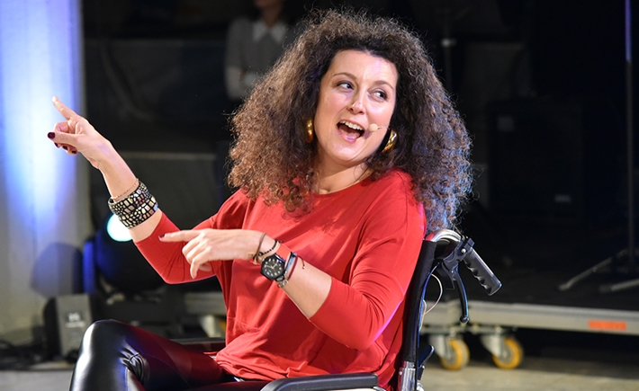 Η καλεσμένη ομιλήτρια επί σκηνής στη συζήτηση των Διαλόγων ΙΣΝ