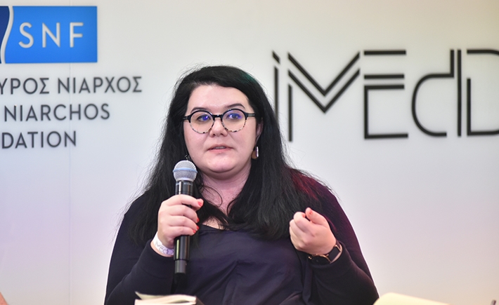 Κοντινό πλάνο μιας γυναίκας που μιλάει στη συζήτηση των Διαλόγων ΙΣΝ