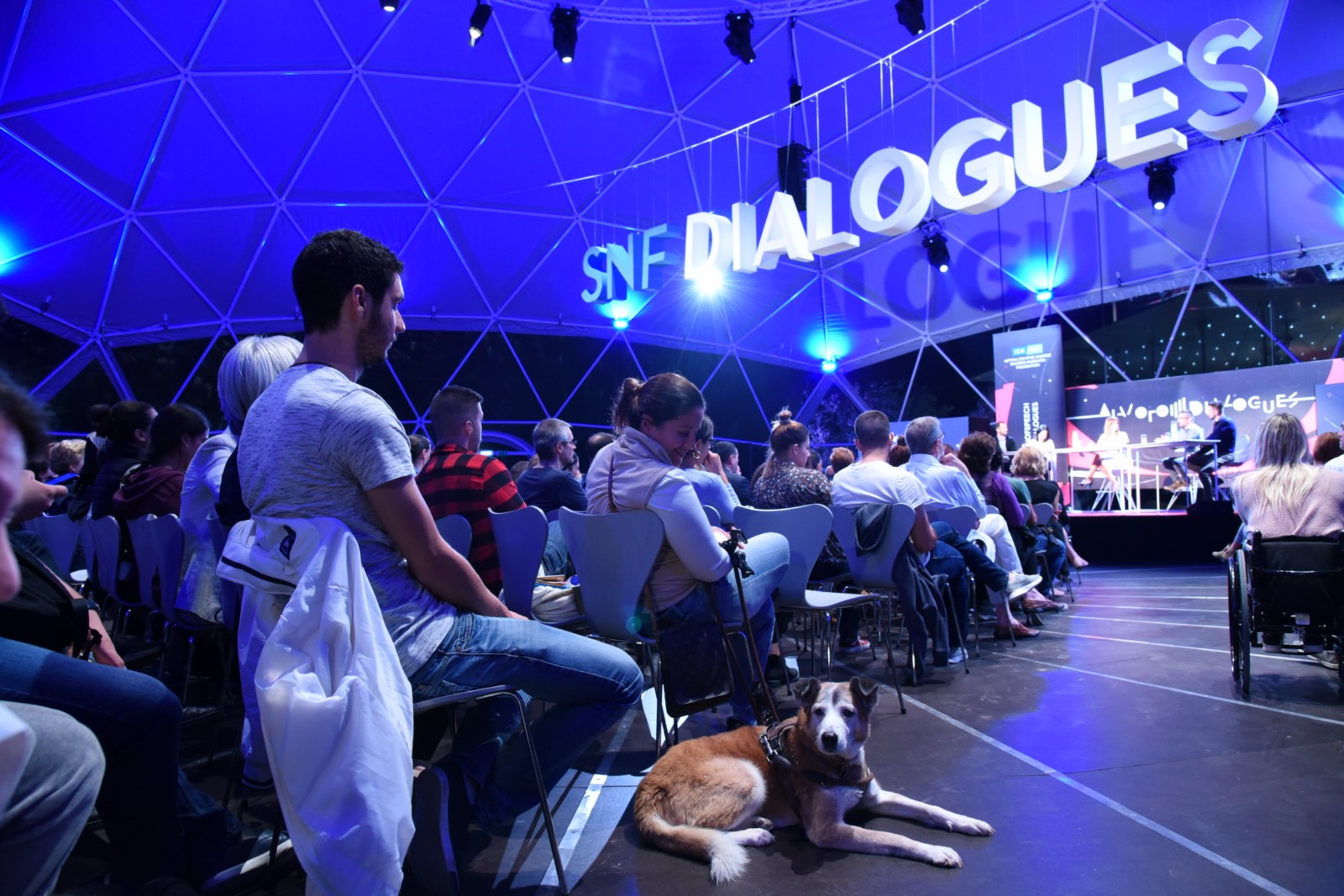 Ακροατές στη συζήτηση Διαλόγων ΙΣΝ που κοιτούν τη σκηνή .