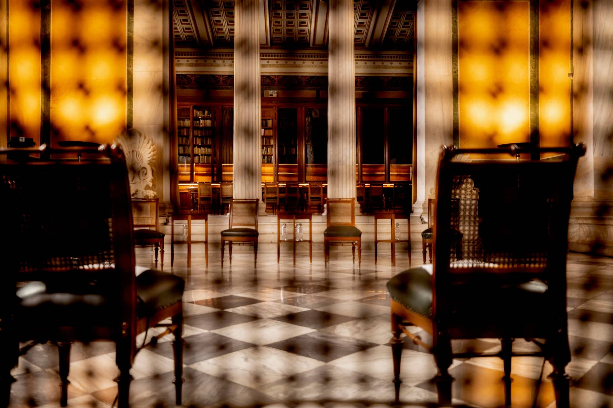 Το εσωτερικό της Ακαδημίας Αθηνών