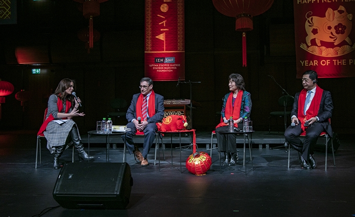 Η Άννα-Κύνθια Μπουσδούκου και τρεις καλεσμένοι στην σκηνή για τη συζήτηση των Διαλόγων ΙΣΝ