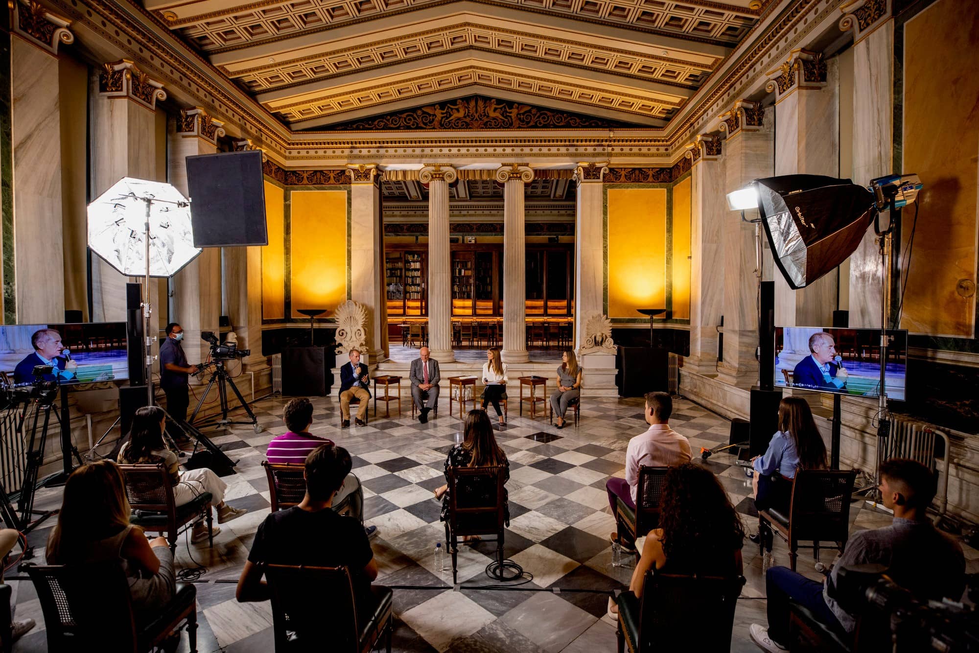Το κοινό που ακούει την Άννα-Κύνθια Μπουσδούκου και τους υπόλοιπους ομιλητές 