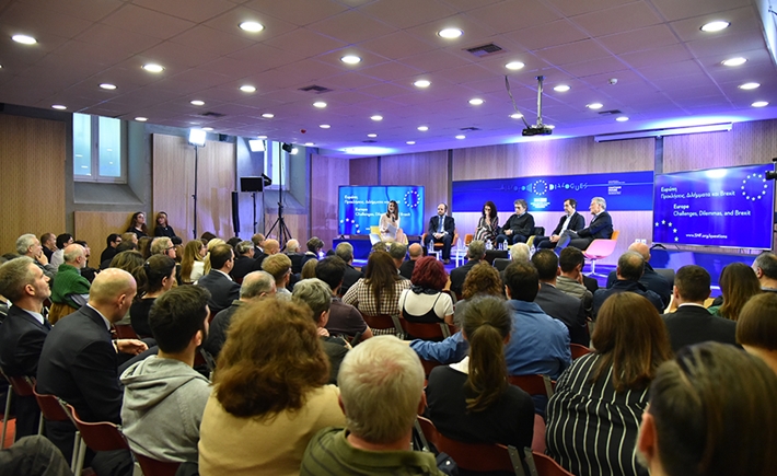 The crowd listening to Anna-Kynthia Bousdoukou and the rest of the guests at the SNF Dialogues event