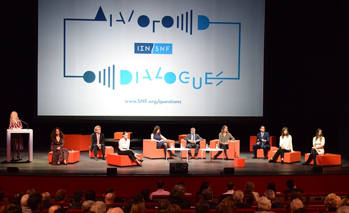 Ομιλητές στη σκηνή στη συζήτηση των Διαλόγων του ΙΣΝ.