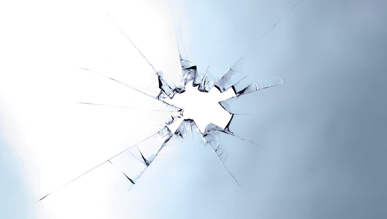 Γυάλινη επιφάνεια με ρωγμή στη μέση