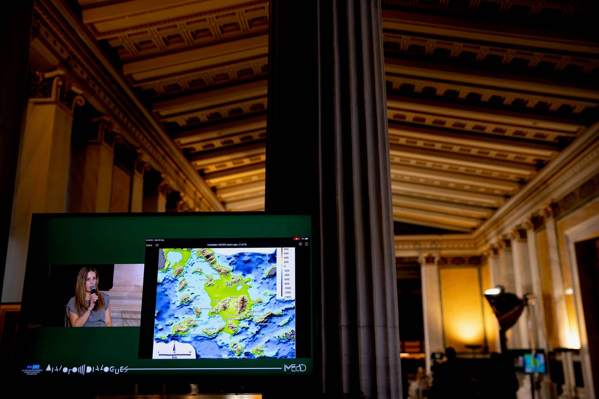 Μια οθόνη που δείχνει ένα από τα ηχεία και ένα χάρτη της γης στην άκρη