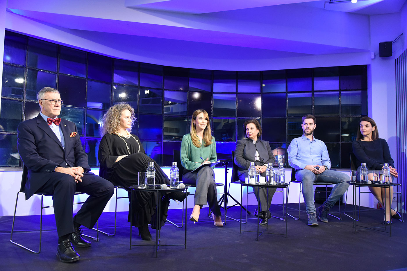 Η Άννα-Κύνθια Μπουσδούκου και πέντε καλεσμένοι στη σκηνή της συζήτησης των Διαλόγων ΙΣΝ