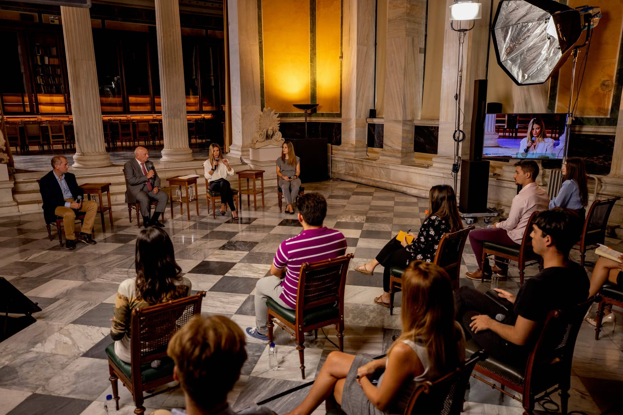 Το κοινό που ακούει την Άννα-Κύνθια Μπουσδούκου και τους υπόλοιπους ομιλητές 