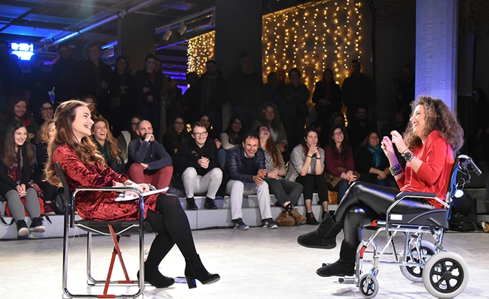 Δυο καλεσμένες ομιλήτριες επί σκηνής στη συζήτηση των Διαλόγων