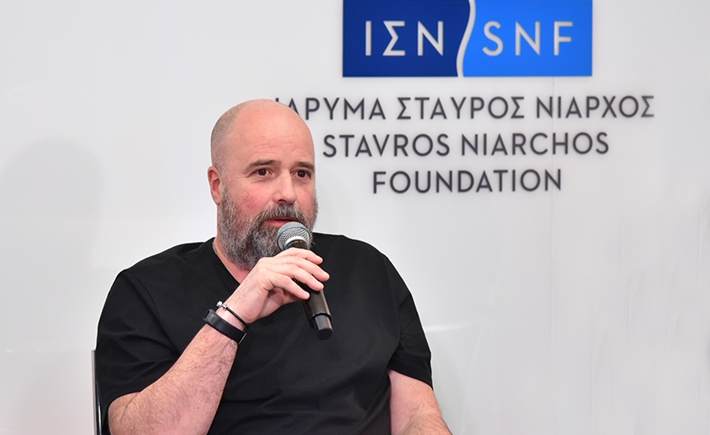 Κοντινό ενός καλεσμένου που μιλάει στη συζήτηση των Διαλόγων ΙΣΝ